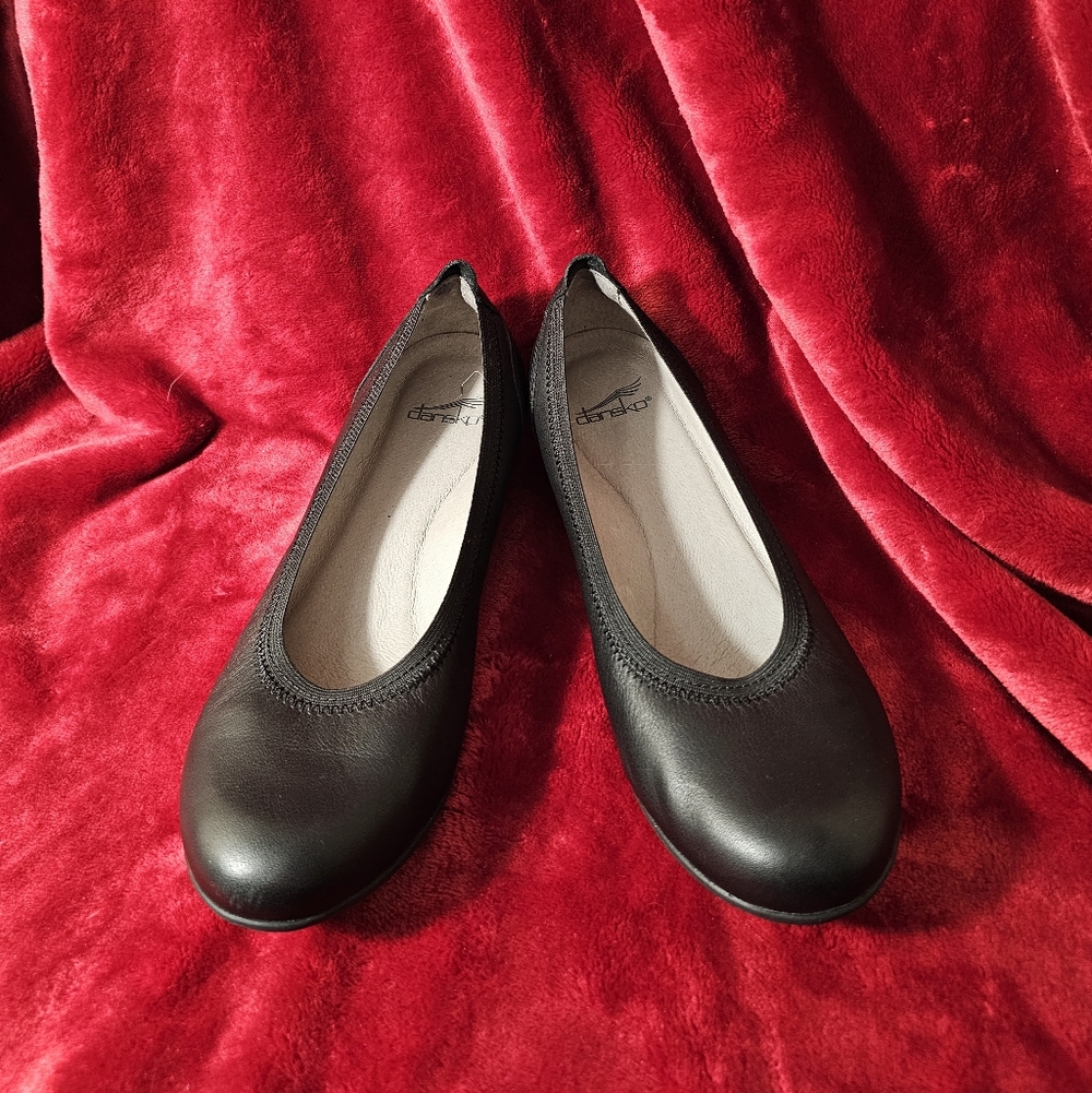 Dansko Kristen Black Milled Nubuck Leather Flats 38